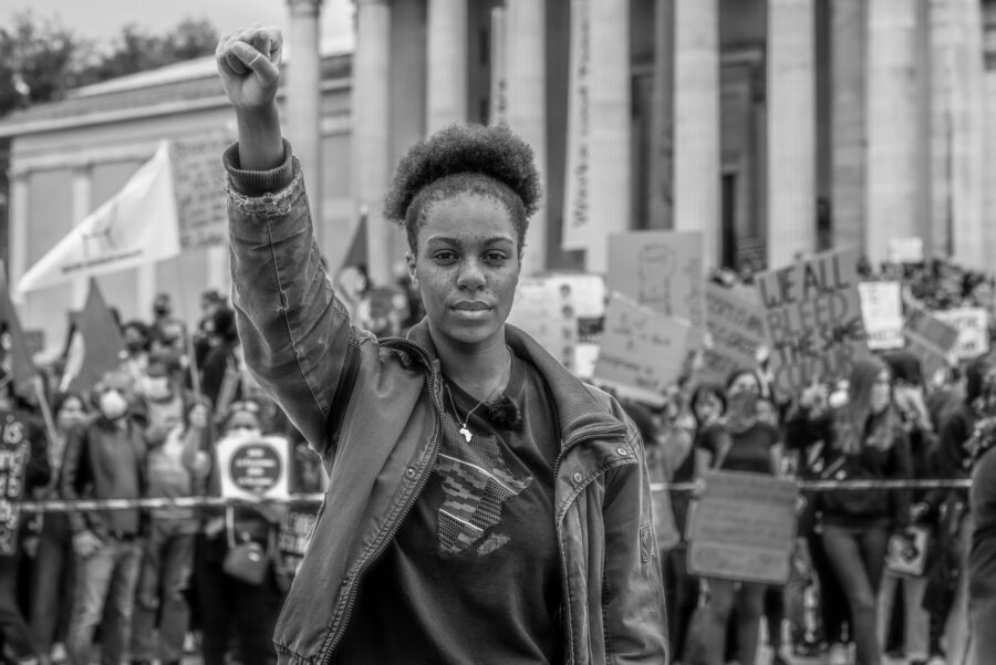 BlackLivesMatter - Demonstration München BLM - Queen Lizzy streckt die Faust in die Luft und schaut entschlossen