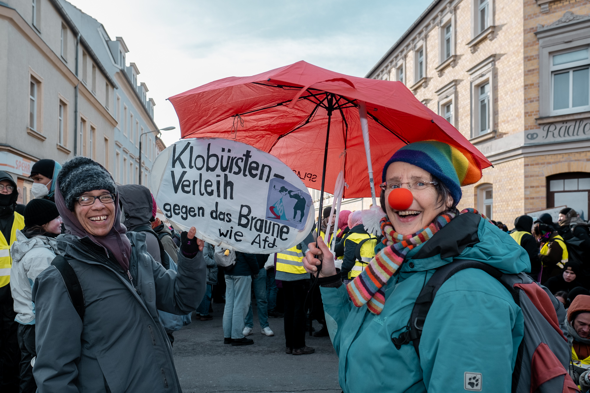Zwei Frauen mit rotem Regenschirm