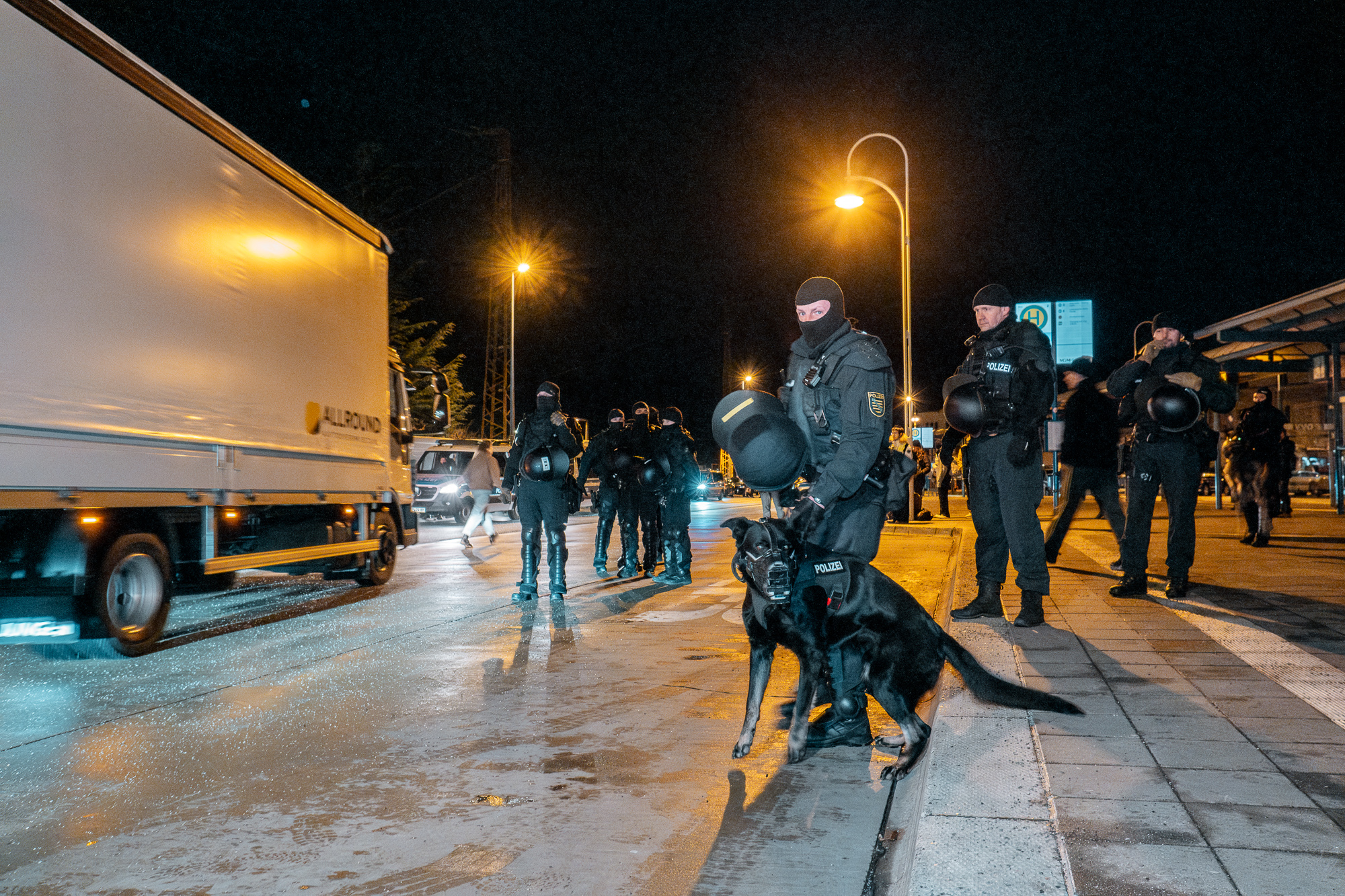 Polizei mit Kampfhund
