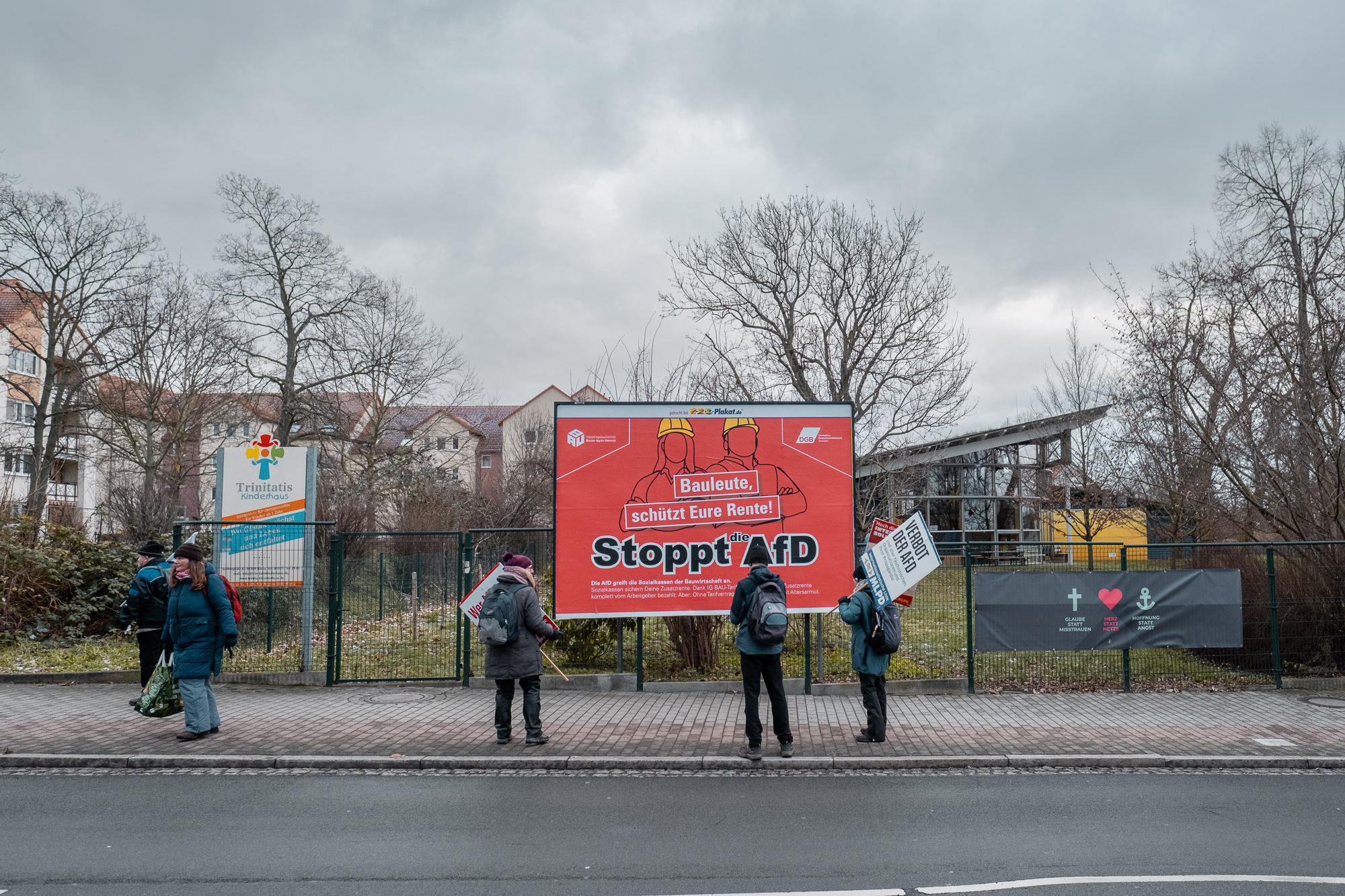 Rotes Schild am Straßenrand