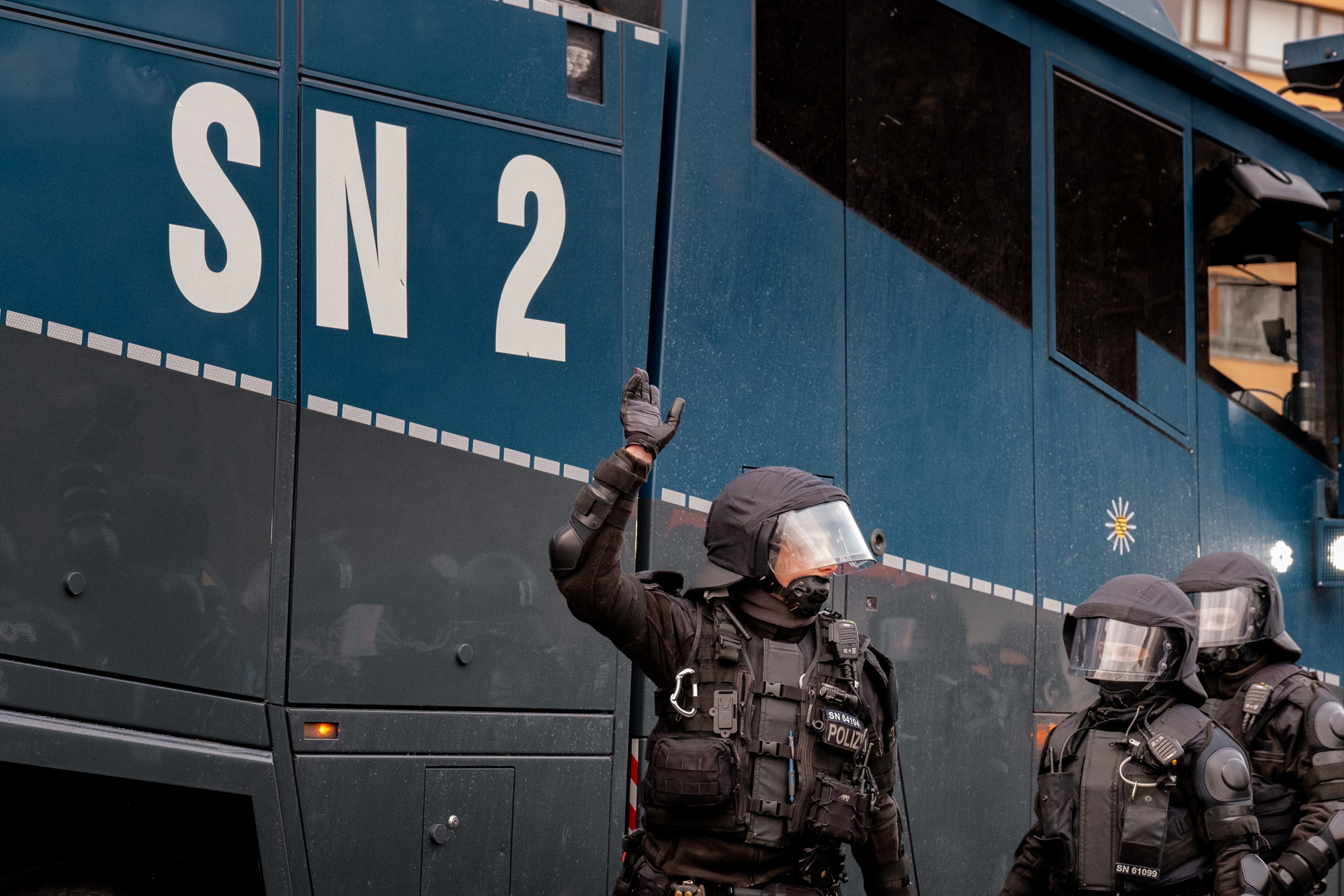 Polizisten vor Wasserwerfer