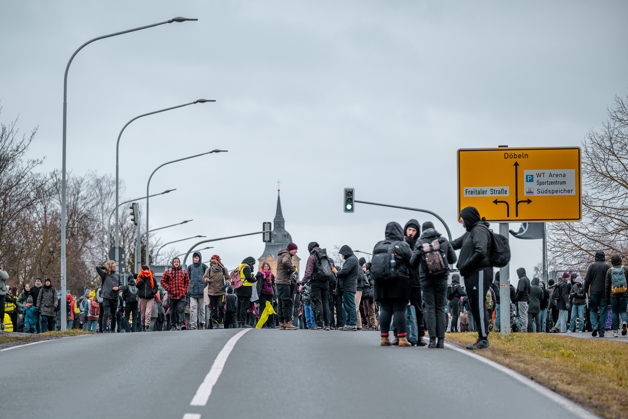 Straßenszene mit Menschenmenge