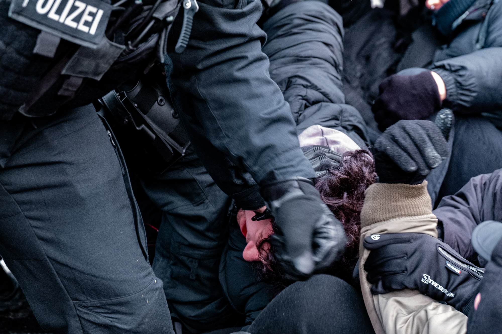 Polizeieinsatz gegen Demonstranten - Schmerzgriff und Schläge gegen den Kopf