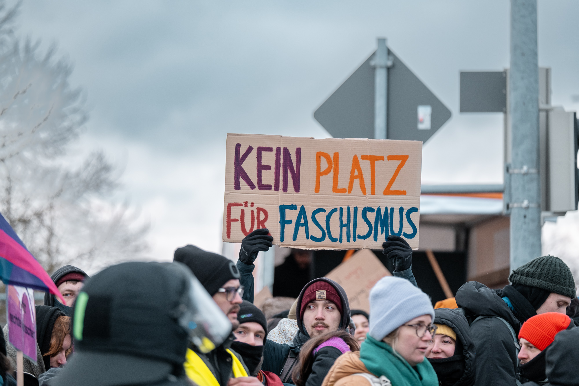 Menschengruppe mit Schild