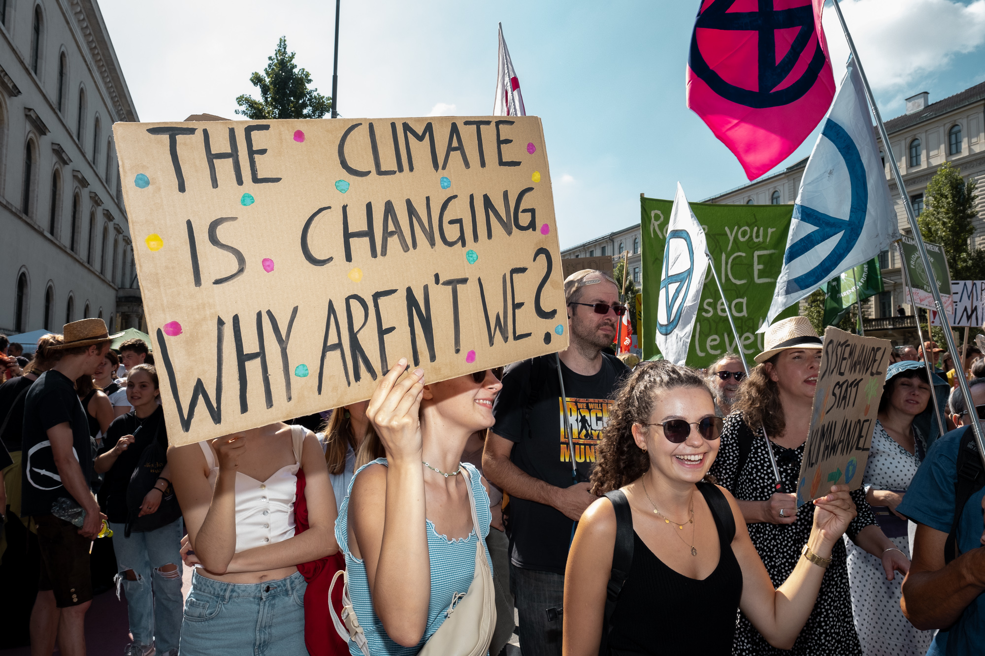Menschen mit Schildern