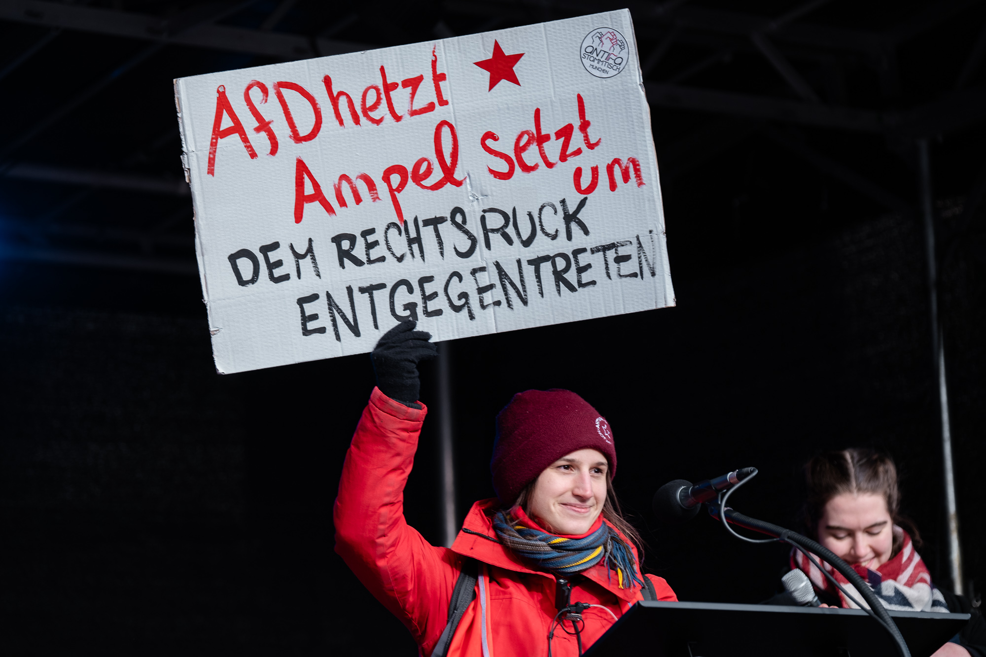 Lisa P. mit Schild auf der Bühne