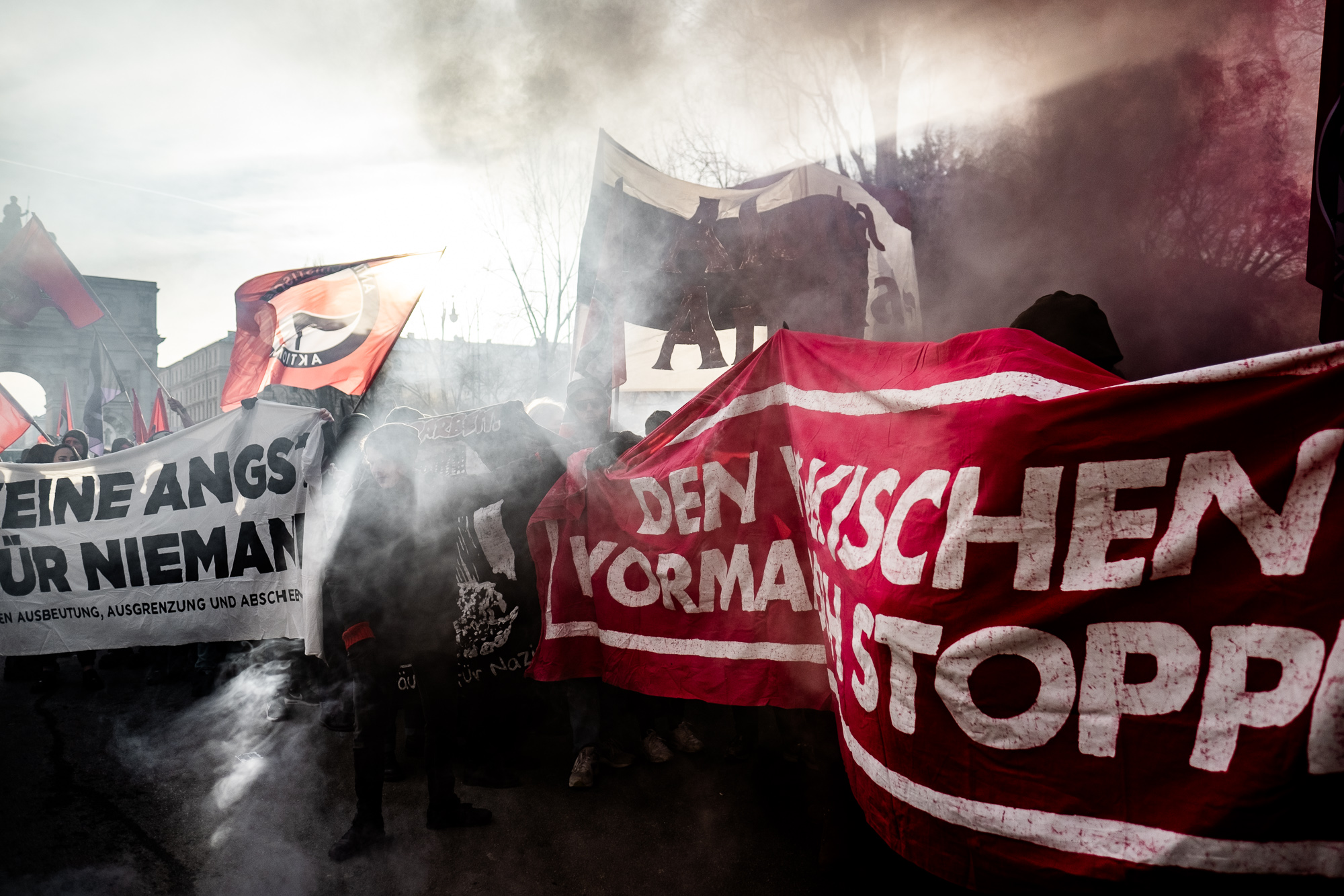 Transpi Demonstranten und rauch