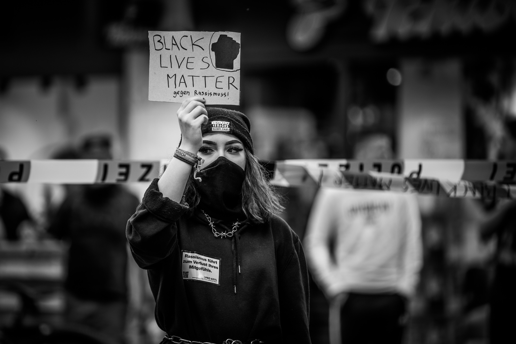 BlackLivesMatter - München - Frau mit Schild und Mundschutz