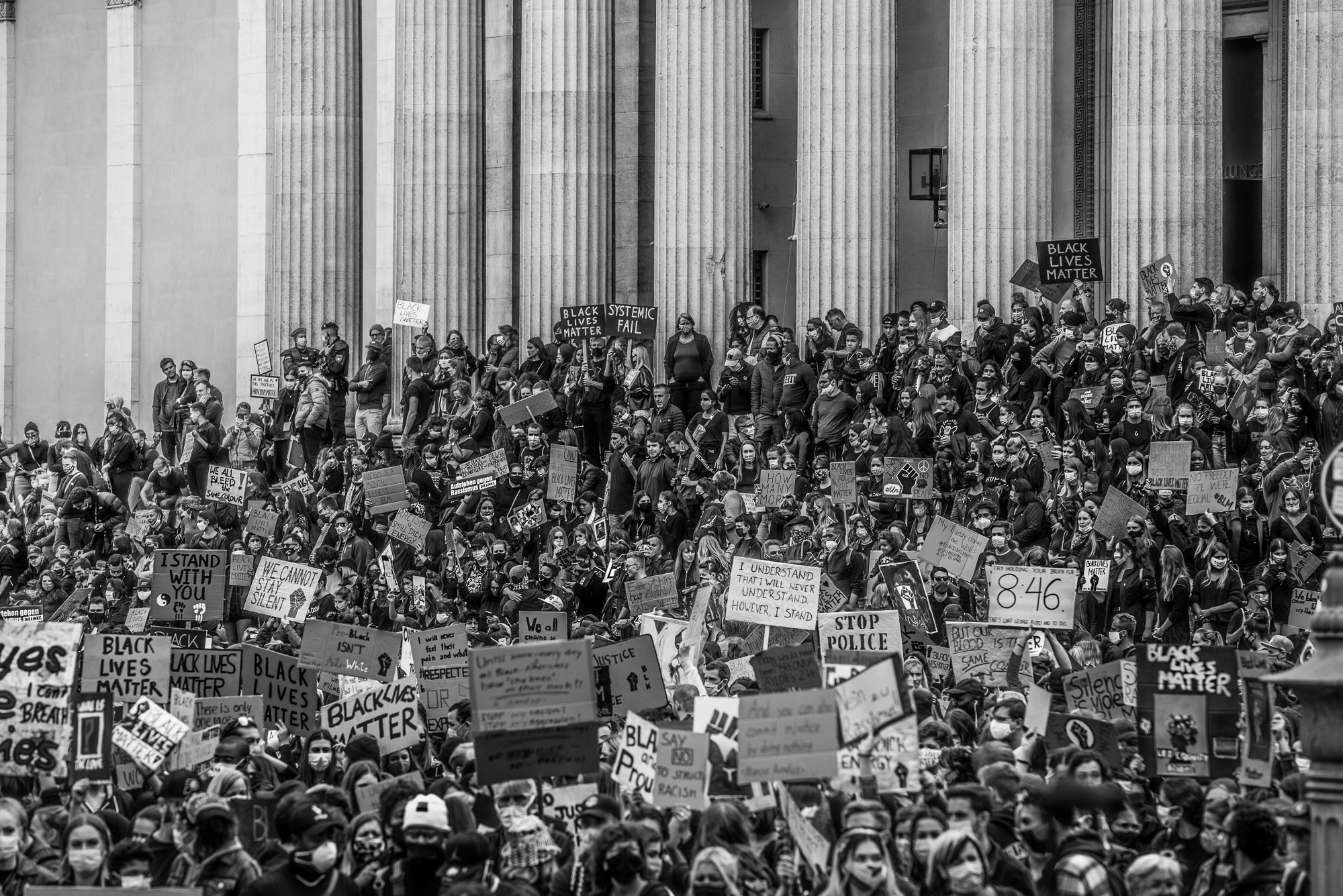 BlackLivesMatter - München - Menschen vor der Antikensammlung