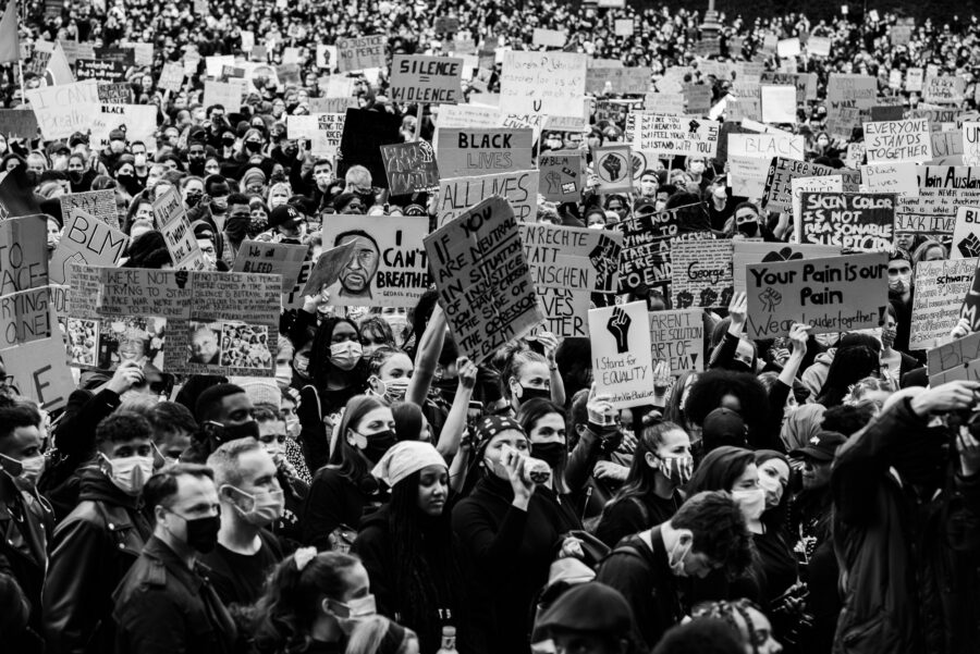 BLM - große Menschenmenge vor der Bühne