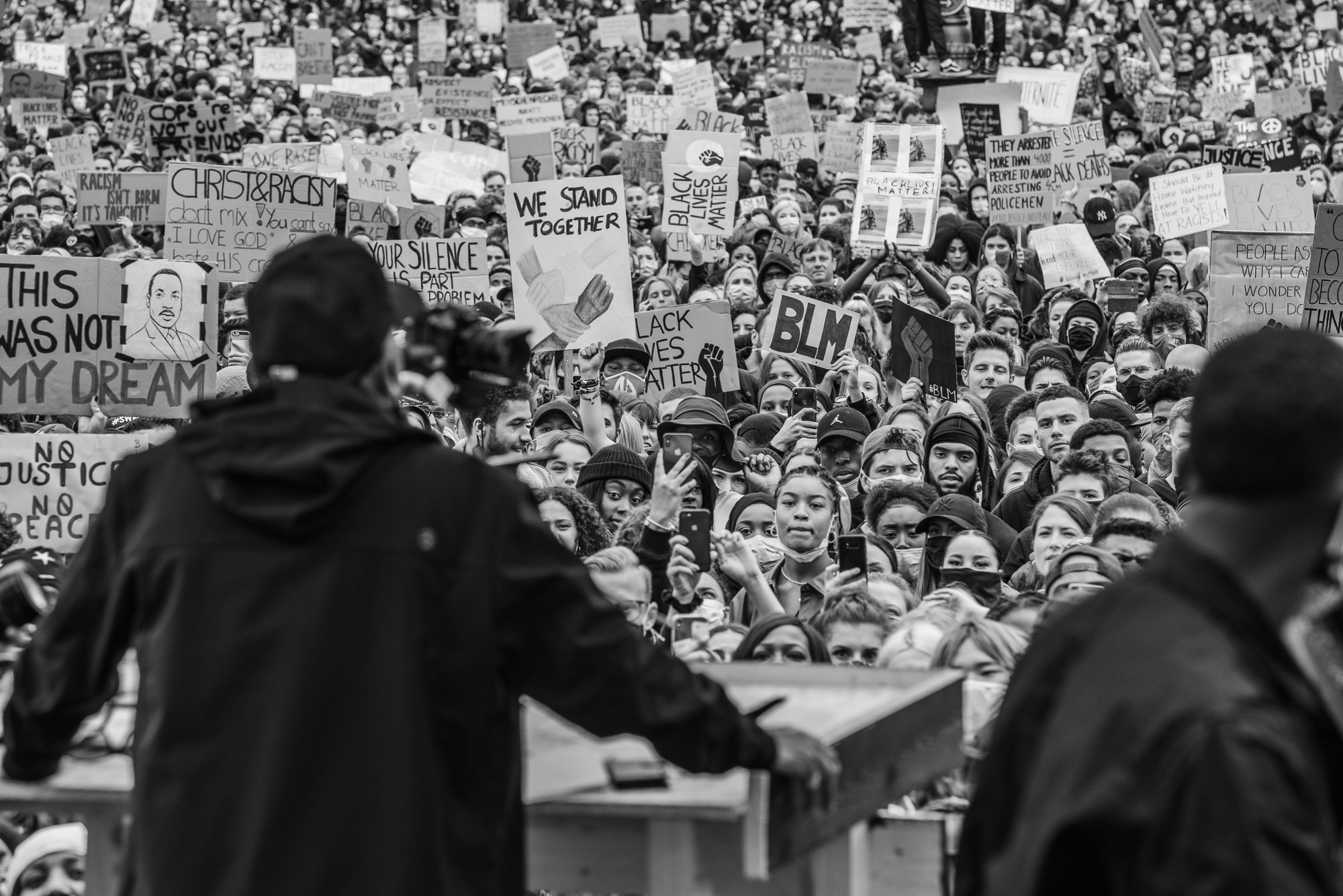 BLM - Sprecher auf der Bühne mit Blick auf die Menschenmenge