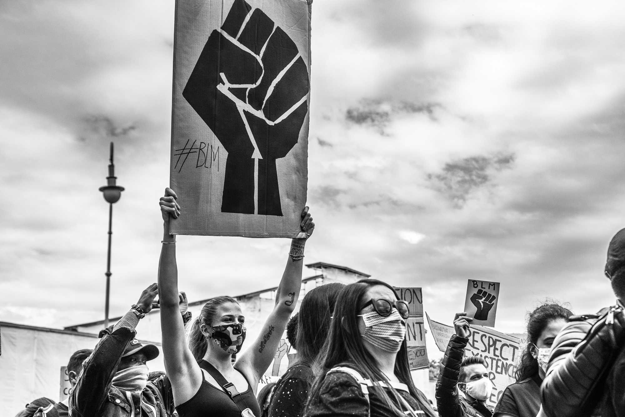 BLM - Großes Schild mit Symbolischer Faust