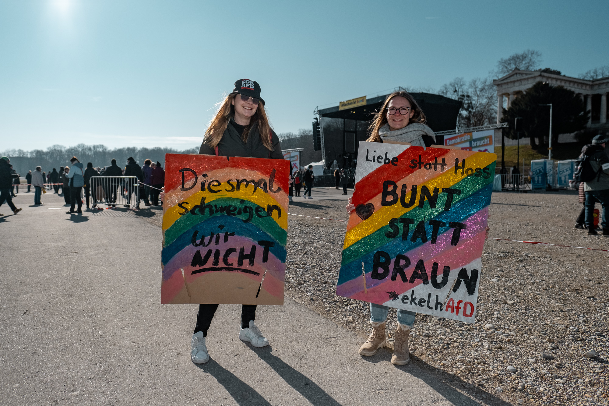 Zwei Frauen mit Schildern