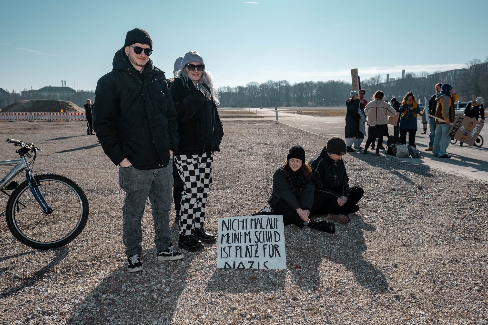 Gruppe mit Schild sizten auf der Theresienwiese