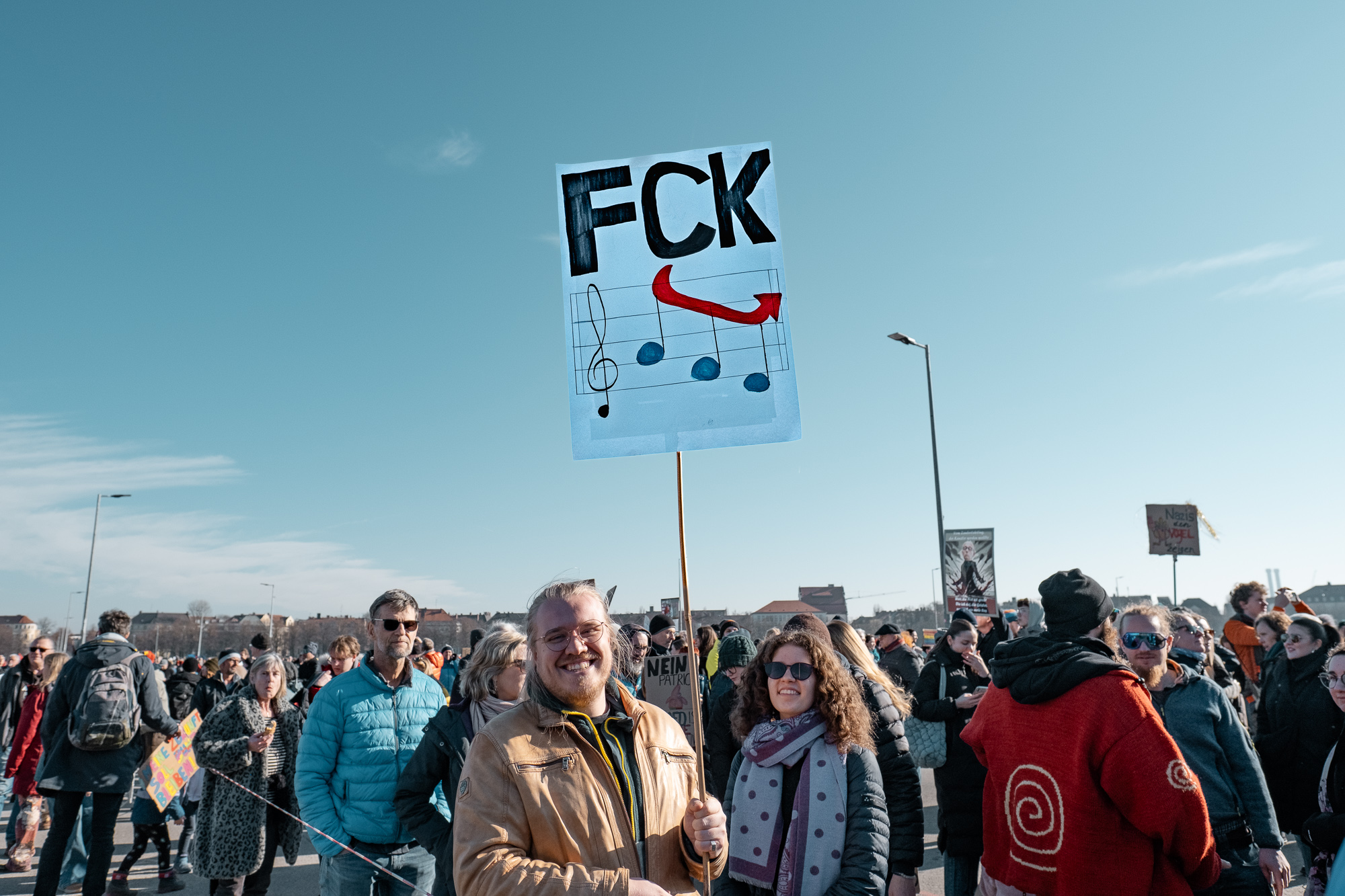 Menschenmenge mit Schildern