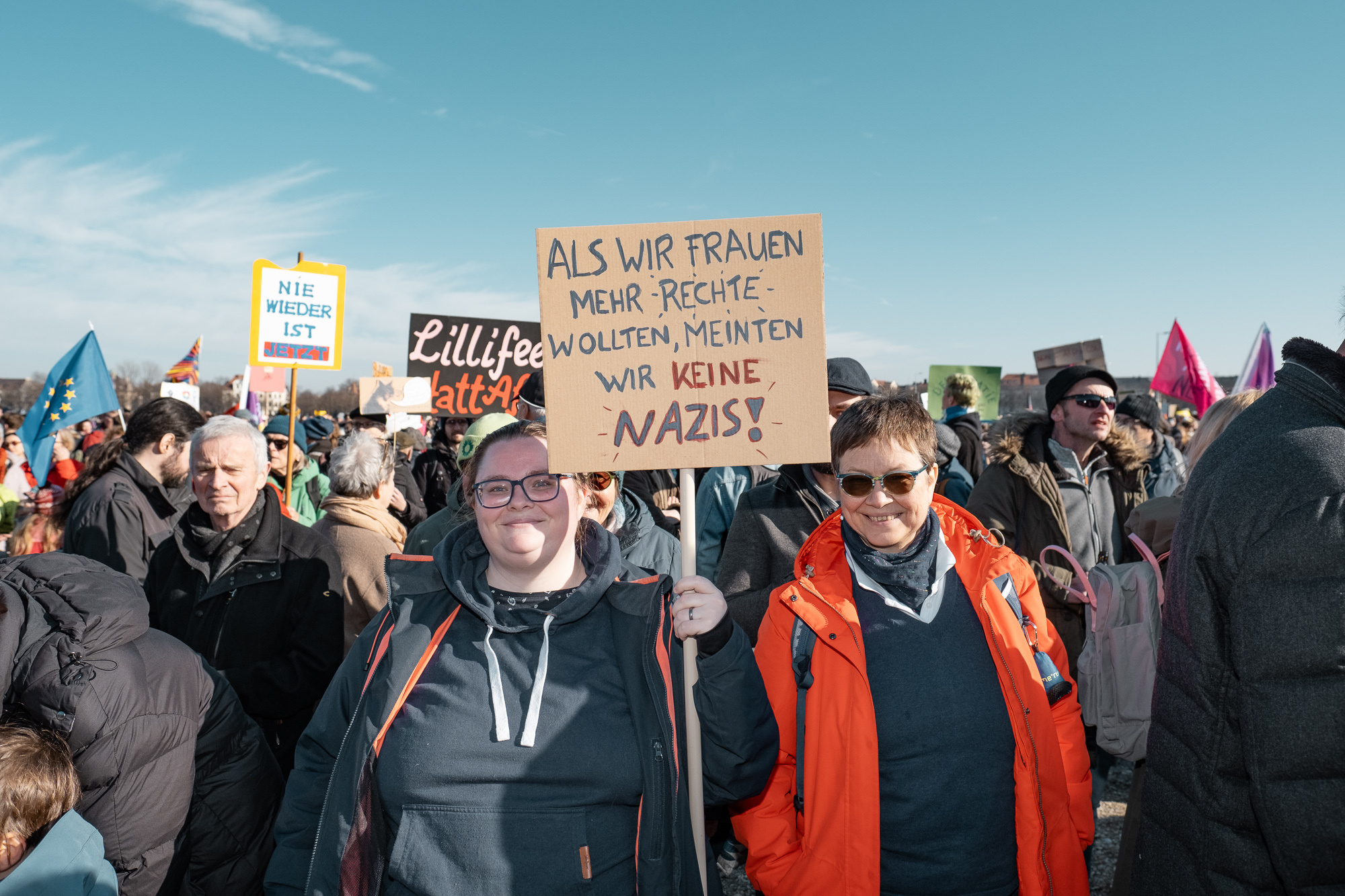 Menschen auf der Domo mit Schildern