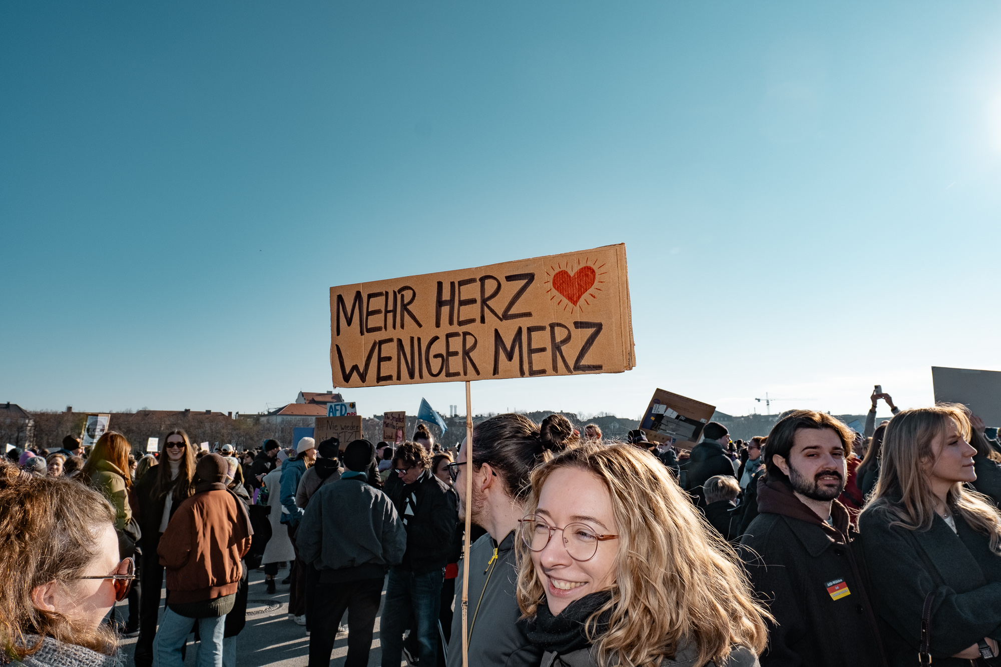 Teilnehmerin mit Schild