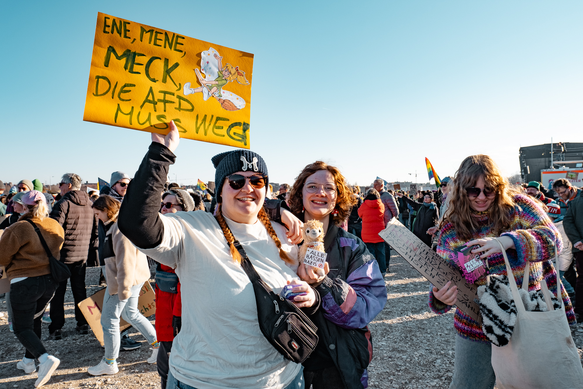 Teilnehmer:innen mit Schild 9
