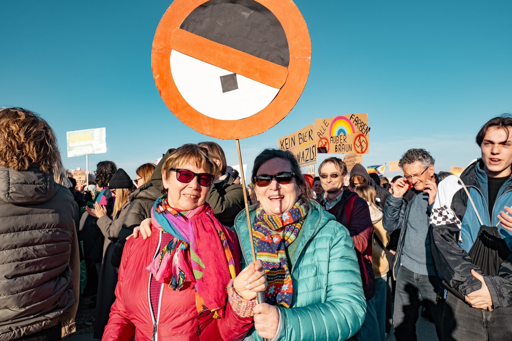 Teilnehmer:innen mit Schild 8