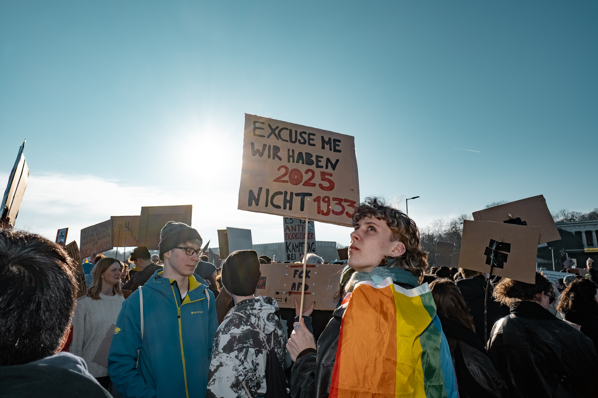 Teilnehmer:innen mit Schild 7