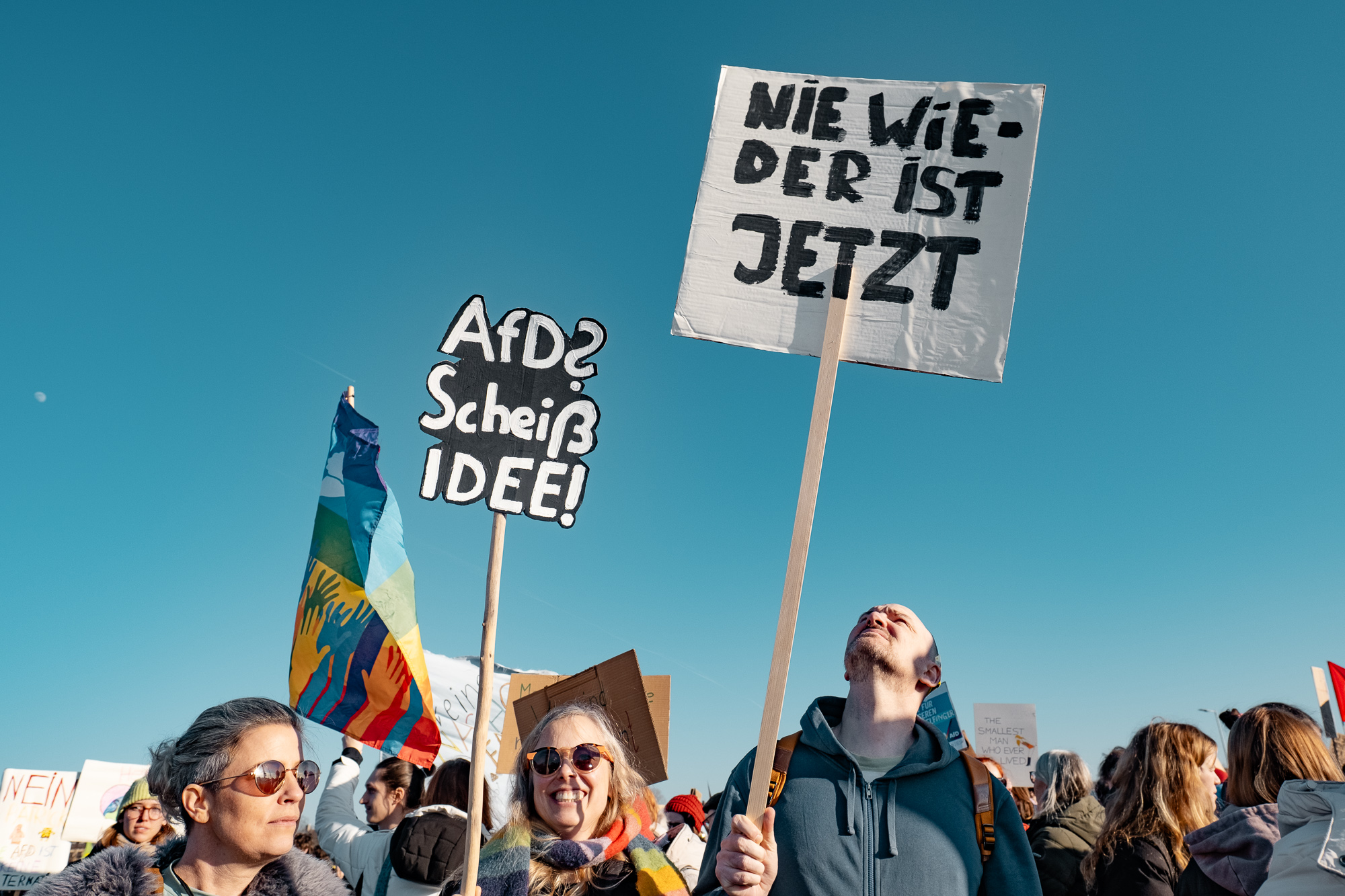 Teilnehmer:innen mit Schild 5