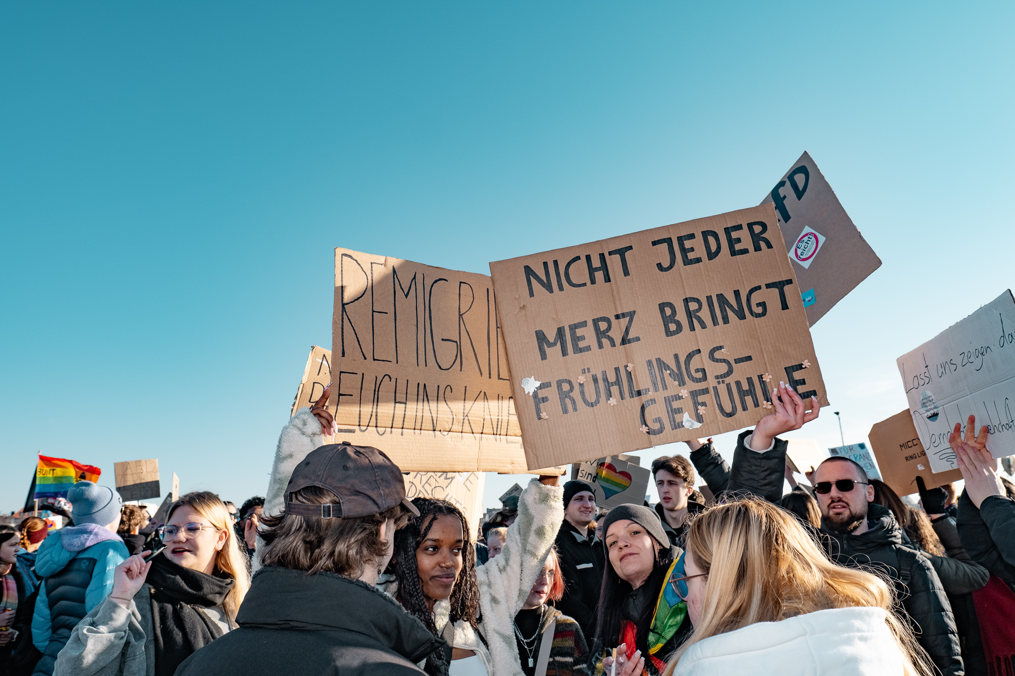 Teilnehmer:innen mit Schild 4