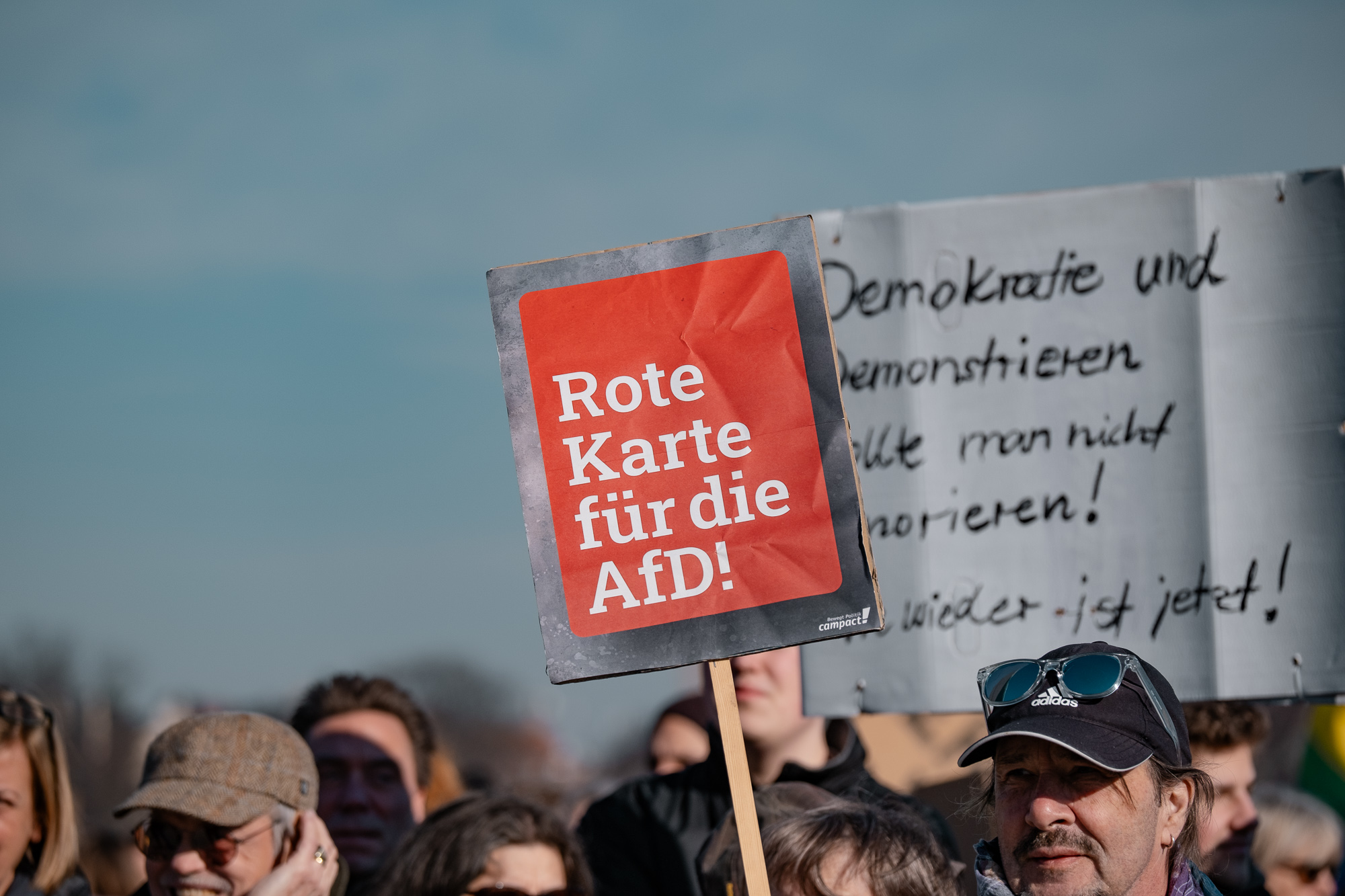 Rotes Schild in Menschenmenge
