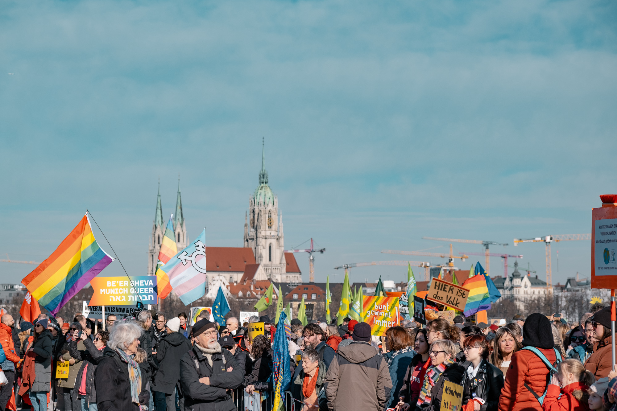 Blick zur Paulskirche mit Menschenmenge