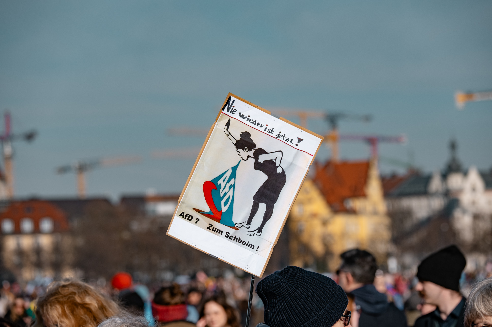 Schild in der Menschenmenge
