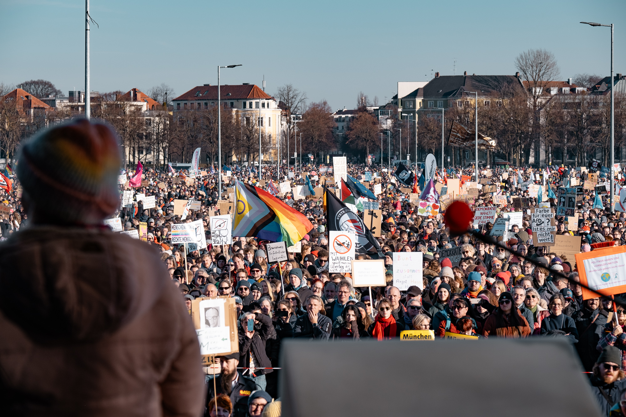 Menschen auf der Theresienwiese mit Schildern