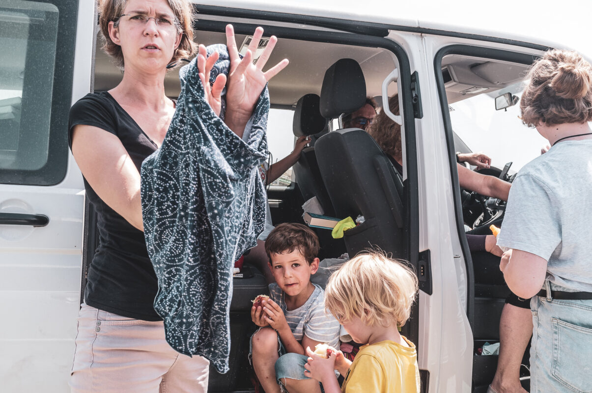 Familie am Parkplatz