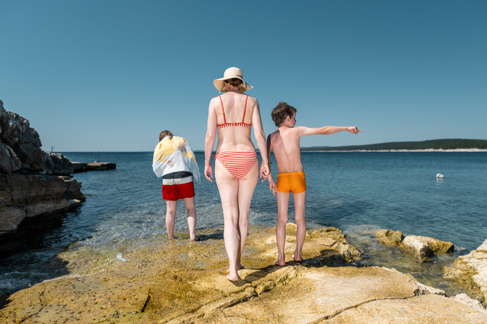 family-vacation32 Frau mit zwei Kindern am Meer